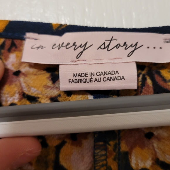 (1X)  Blue Blouse with Flowers - Picture 6 of 6